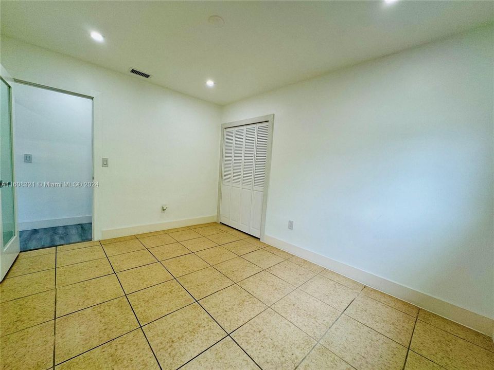 Active With Contract: $2,800 (3 beds, 1 baths, 1148 Square Feet)