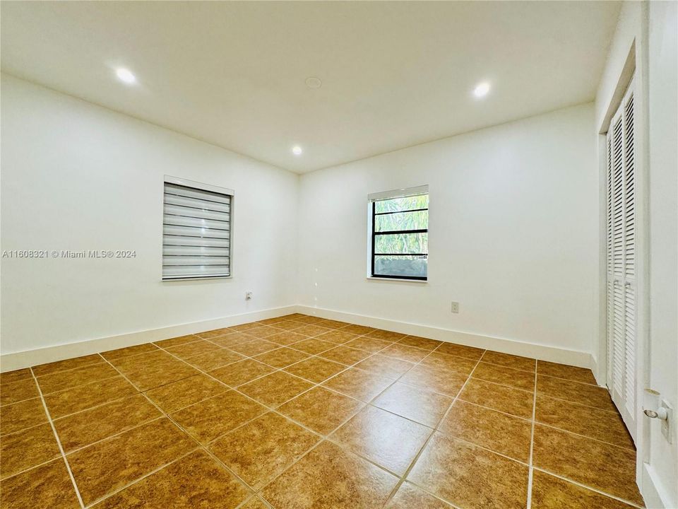 Active With Contract: $2,800 (3 beds, 1 baths, 1148 Square Feet)