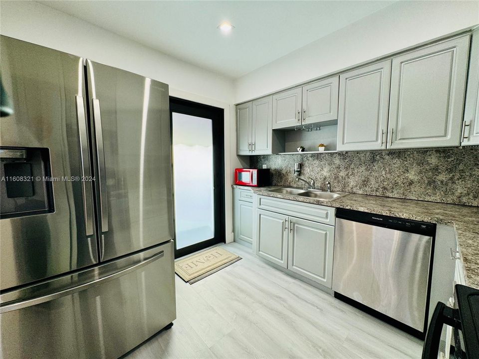 Active With Contract: $2,800 (3 beds, 1 baths, 1148 Square Feet)