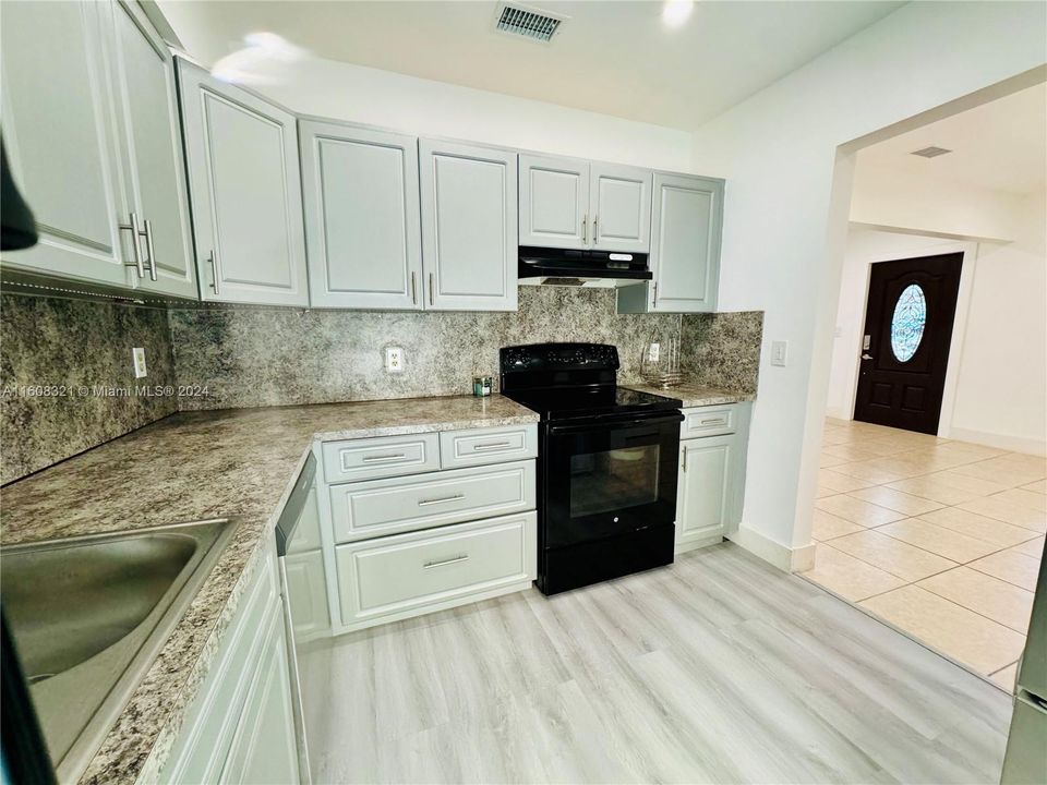 Active With Contract: $2,800 (3 beds, 1 baths, 1148 Square Feet)