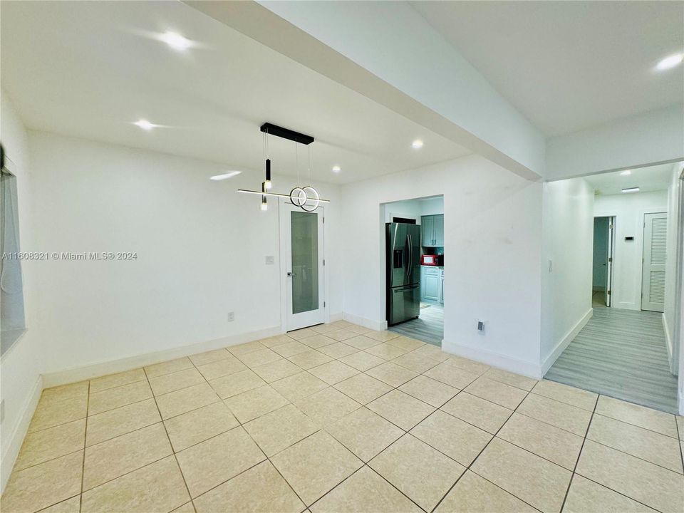 Active With Contract: $2,800 (3 beds, 1 baths, 1148 Square Feet)