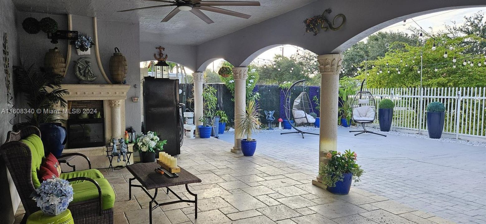 COVERED TERRACE WITH OUTDOOR BATHROOM