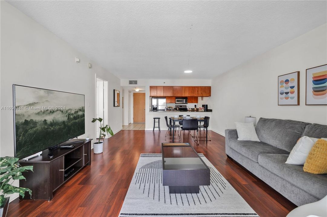 Active With Contract: $2,850 (1 beds, 1 baths, 825 Square Feet)