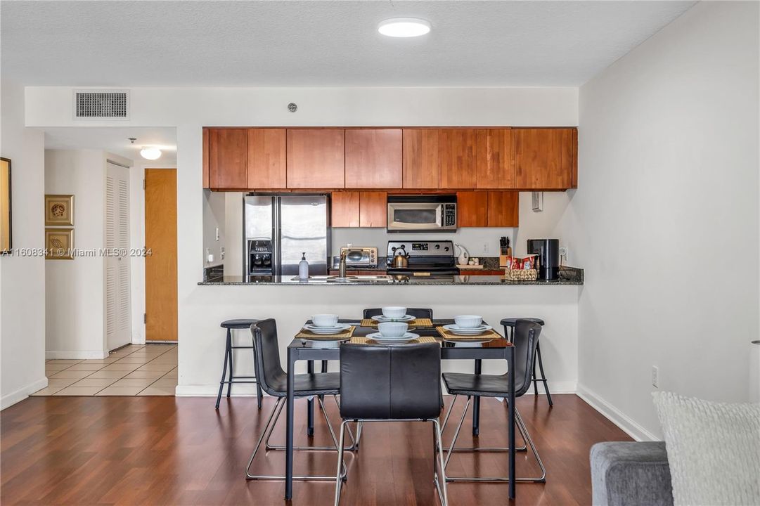 Active With Contract: $2,850 (1 beds, 1 baths, 825 Square Feet)