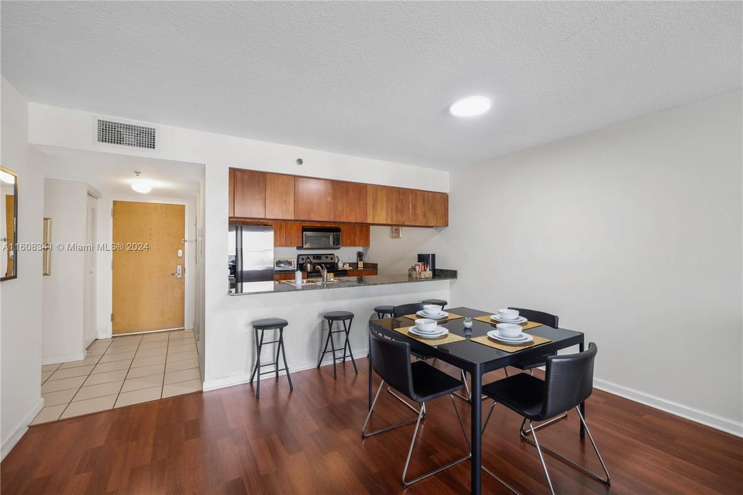 Active With Contract: $2,850 (1 beds, 1 baths, 825 Square Feet)