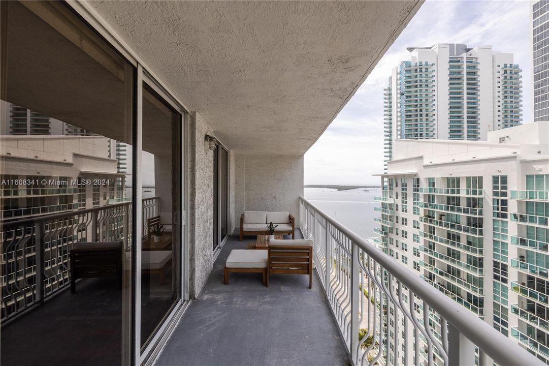 Active With Contract: $2,850 (1 beds, 1 baths, 825 Square Feet)