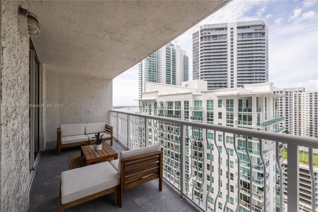 Active With Contract: $2,850 (1 beds, 1 baths, 825 Square Feet)