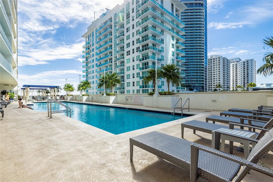 Active With Contract: $2,850 (1 beds, 1 baths, 825 Square Feet)