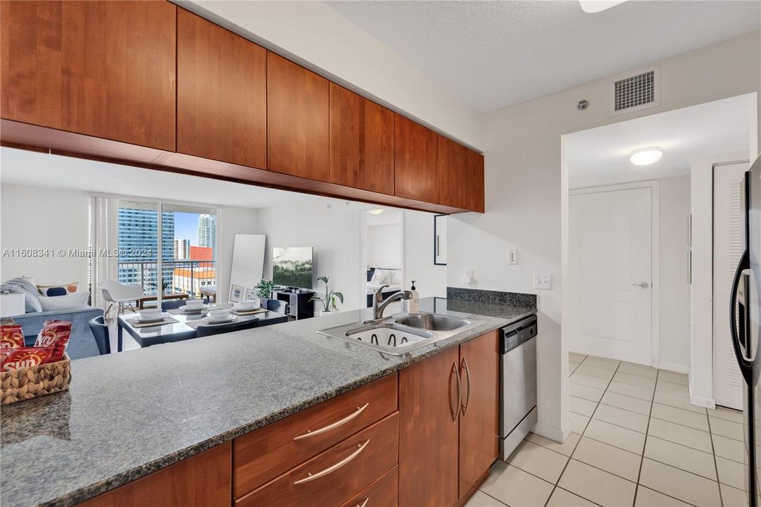 Active With Contract: $2,850 (1 beds, 1 baths, 825 Square Feet)