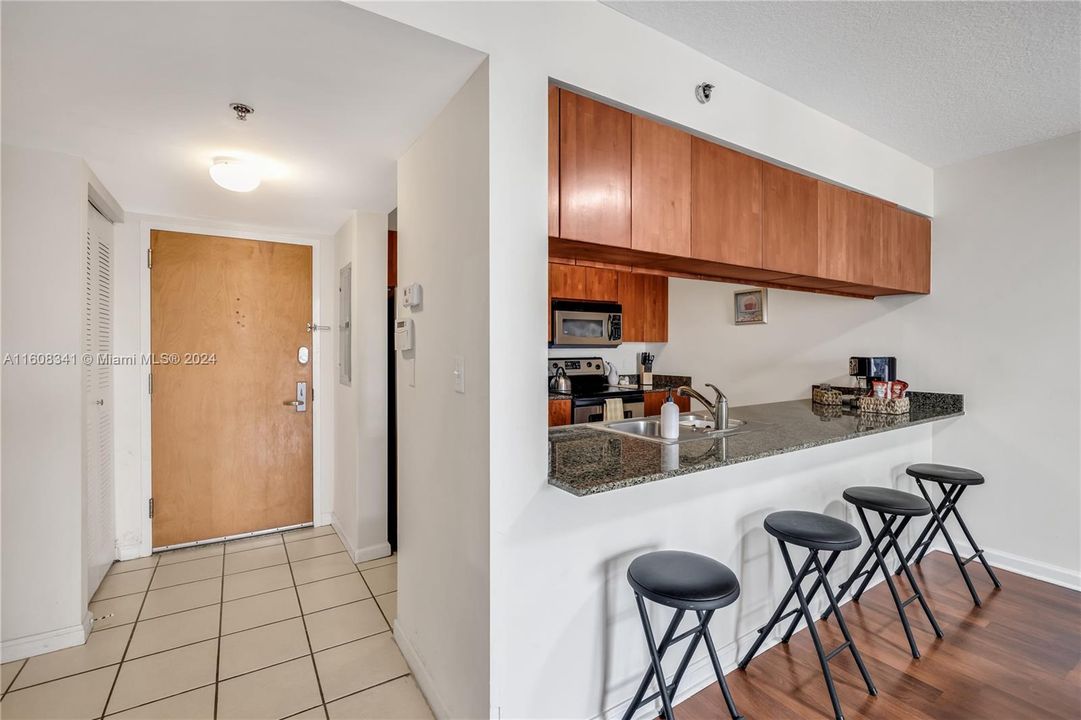 Active With Contract: $2,850 (1 beds, 1 baths, 825 Square Feet)