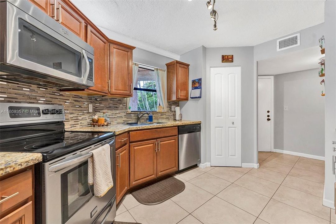 For Sale: $238,900 (2 beds, 2 baths, 1120 Square Feet)