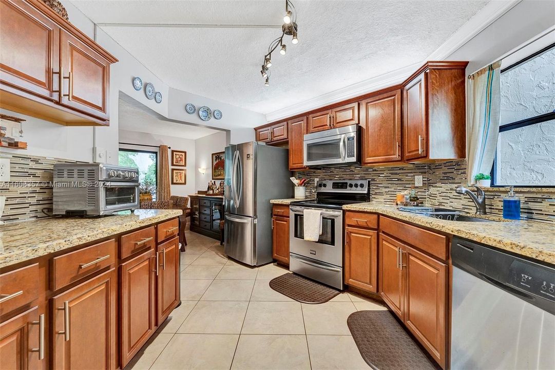 For Sale: $238,900 (2 beds, 2 baths, 1120 Square Feet)