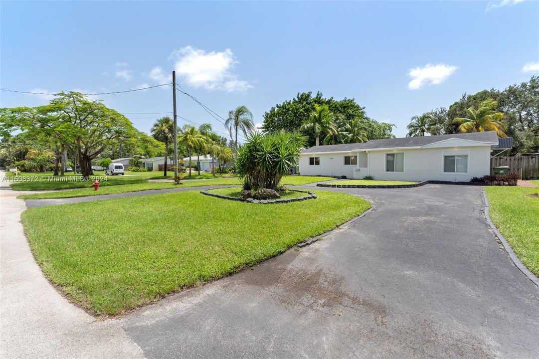 For Sale: $699,000 (3 beds, 2 baths, 1425 Square Feet)