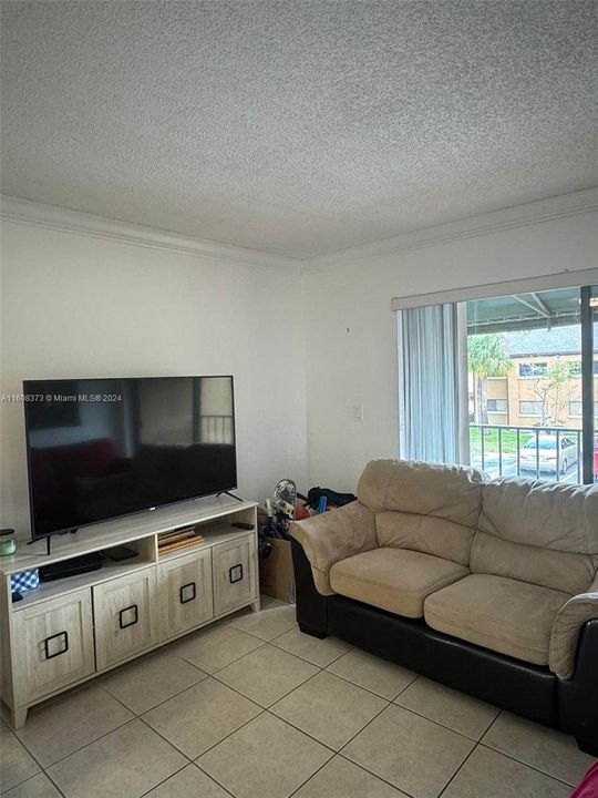 For Sale: $215,000 (1 beds, 1 baths, 583 Square Feet)