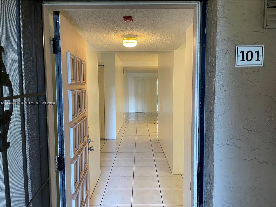 For Rent: $2,200 (2 beds, 2 baths, 1040 Square Feet)