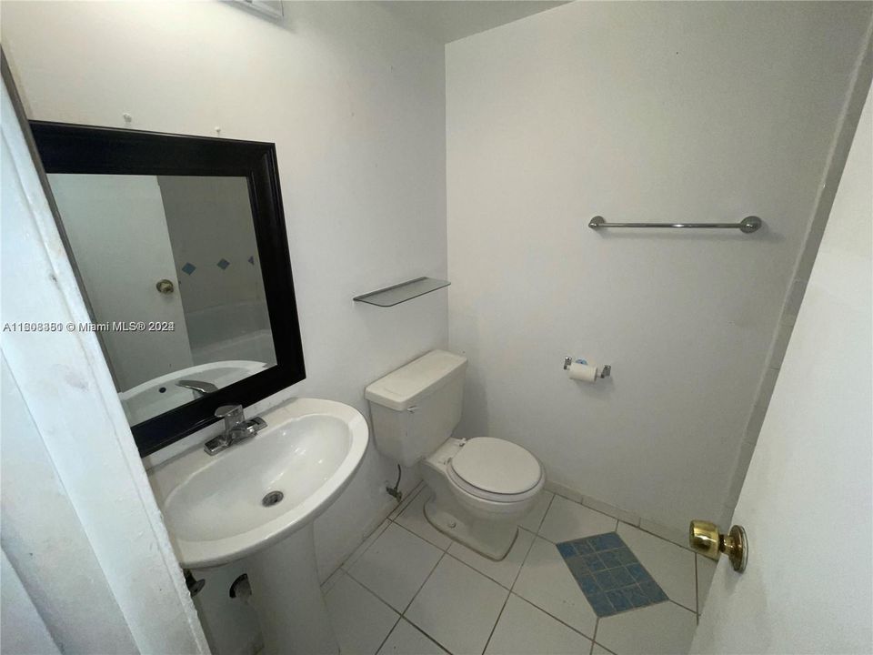 For Rent: $2,200 (2 beds, 2 baths, 1040 Square Feet)