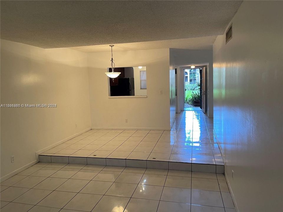 For Rent: $2,200 (2 beds, 2 baths, 1040 Square Feet)