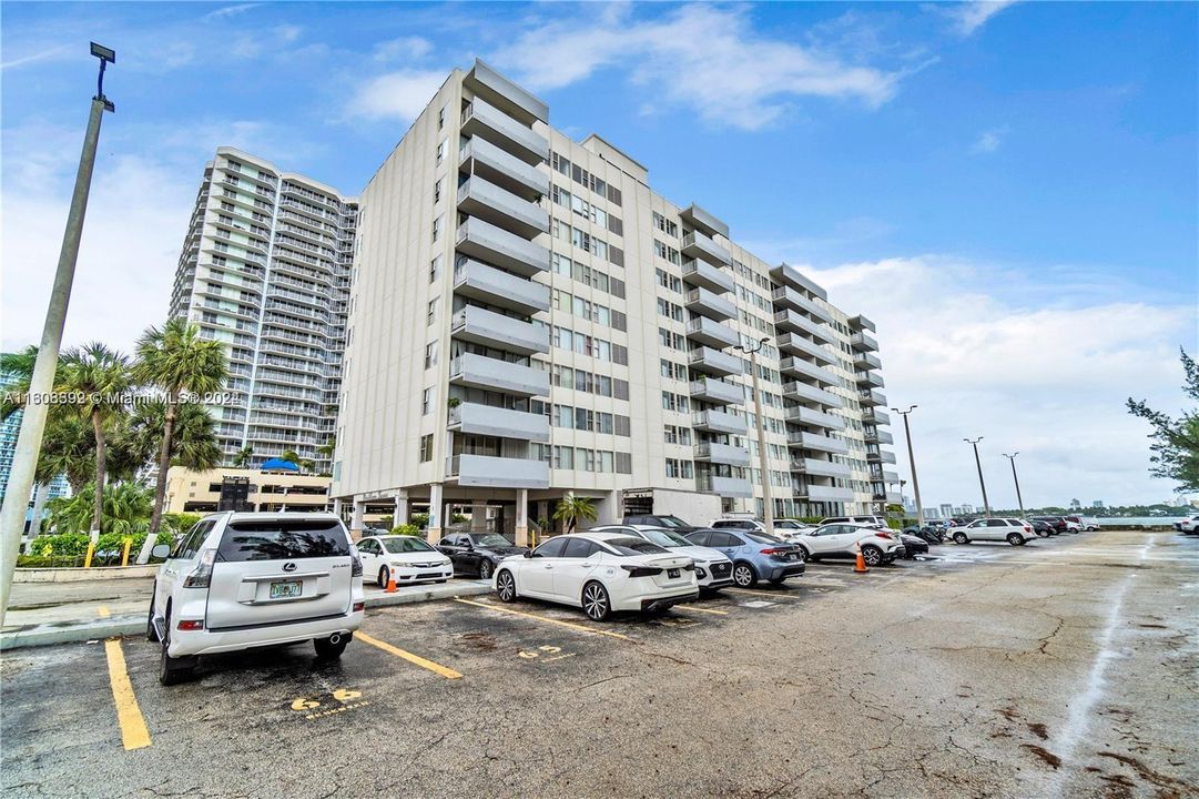 Active With Contract: $430,000 (3 beds, 2 baths, 1302 Square Feet)