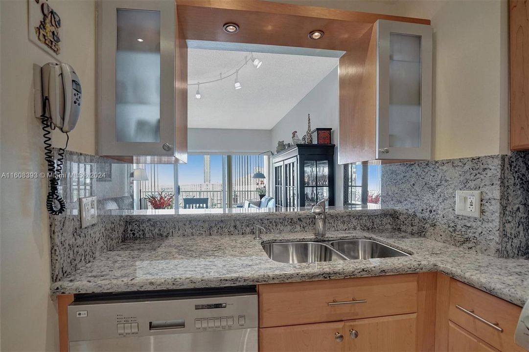 For Sale: $254,000 (1 beds, 1 baths, 545 Square Feet)