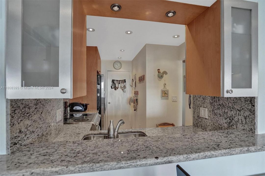 For Sale: $254,000 (1 beds, 1 baths, 545 Square Feet)