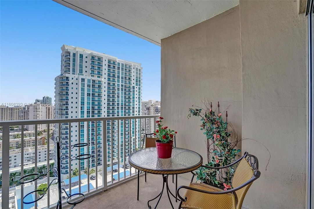 For Sale: $254,000 (1 beds, 1 baths, 545 Square Feet)