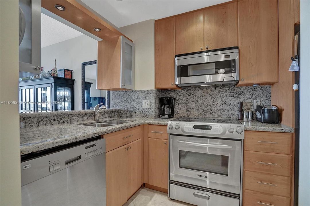 For Sale: $254,000 (1 beds, 1 baths, 545 Square Feet)