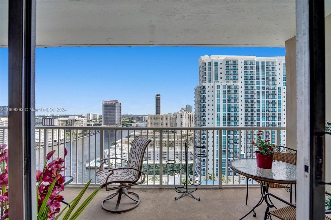 For Sale: $254,000 (1 beds, 1 baths, 545 Square Feet)