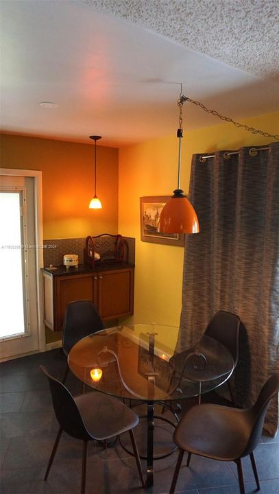 For Sale: $275,000 (2 beds, 1 baths, 912 Square Feet)