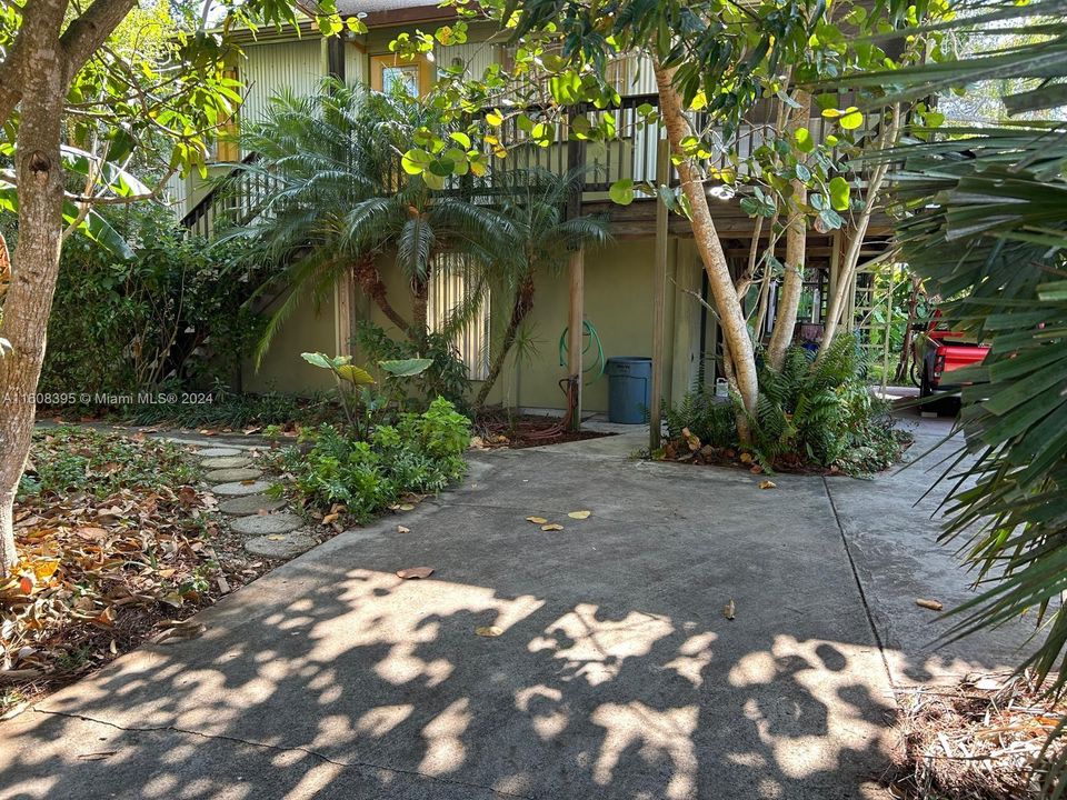 For Sale: $275,000 (2 beds, 1 baths, 912 Square Feet)