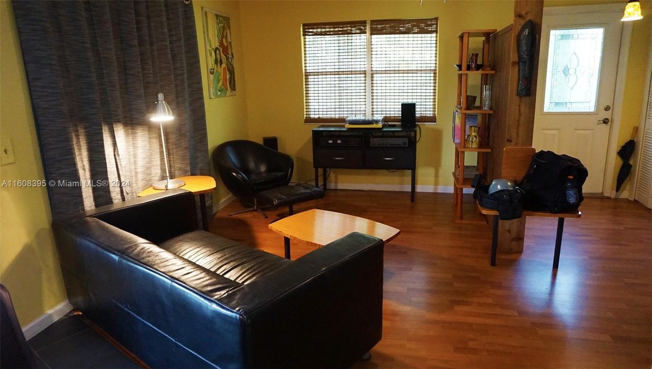 For Sale: $275,000 (2 beds, 1 baths, 912 Square Feet)