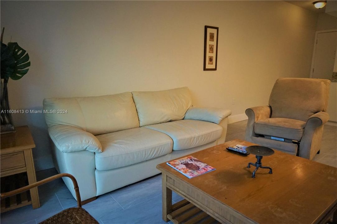 Active With Contract: $3,000 (1 beds, 1 baths, 725 Square Feet)