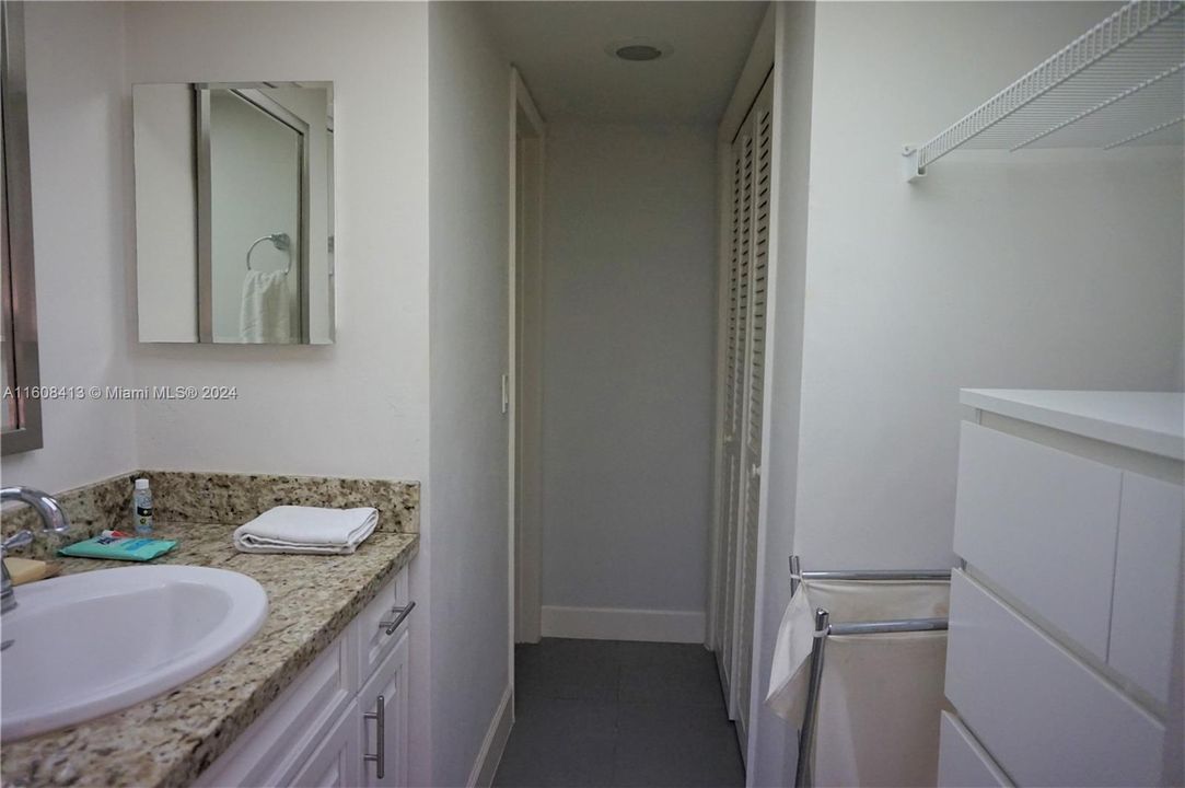 Active With Contract: $3,000 (1 beds, 1 baths, 725 Square Feet)