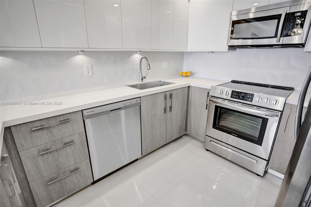 For Sale: $489,000 (1 beds, 1 baths, 1000 Square Feet)