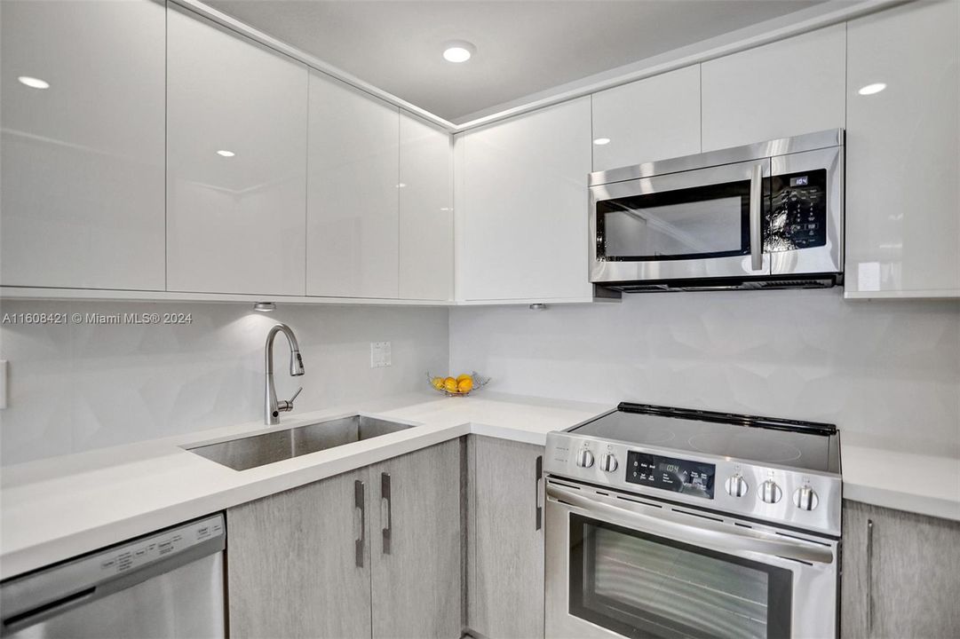 For Sale: $489,000 (1 beds, 1 baths, 1000 Square Feet)