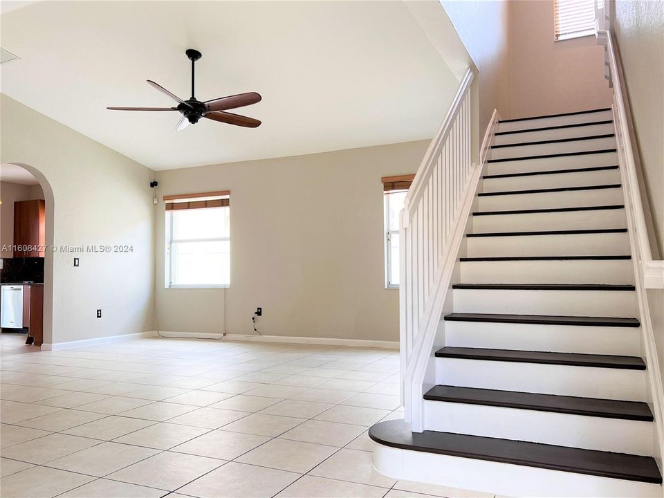 Active With Contract: $3,000 (3 beds, 2 baths, 1652 Square Feet)