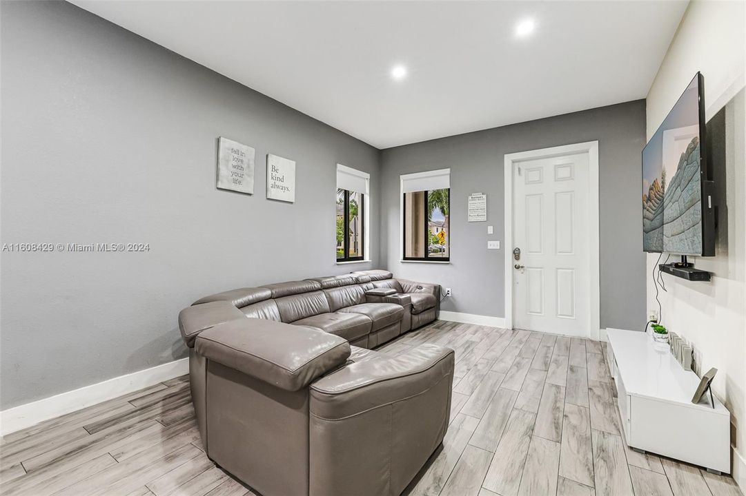 For Sale: $609,900 (4 beds, 2 baths, 1812 Square Feet)