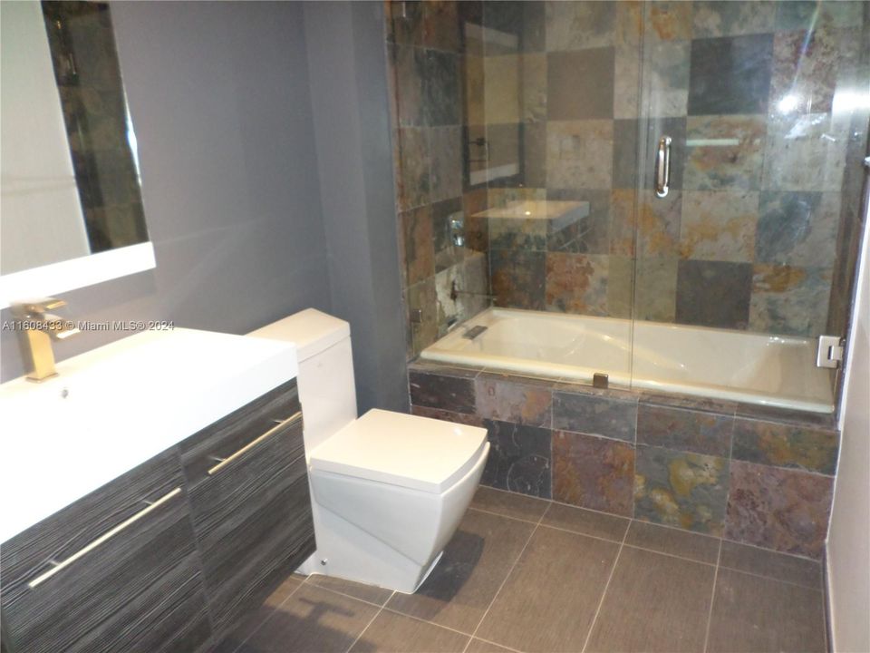 Gorgeous master bathroom w/ Jacuzzi