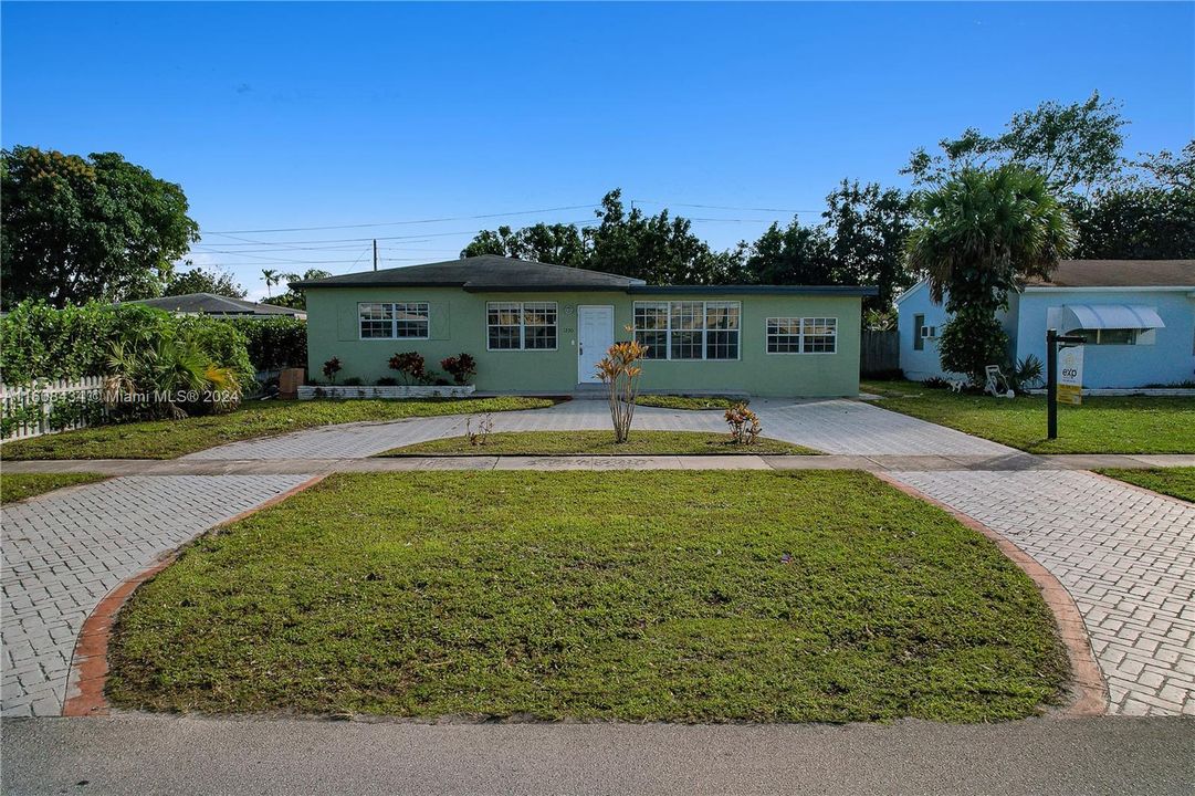 For Sale: $669,999 (3 beds, 2 baths, 1395 Square Feet)