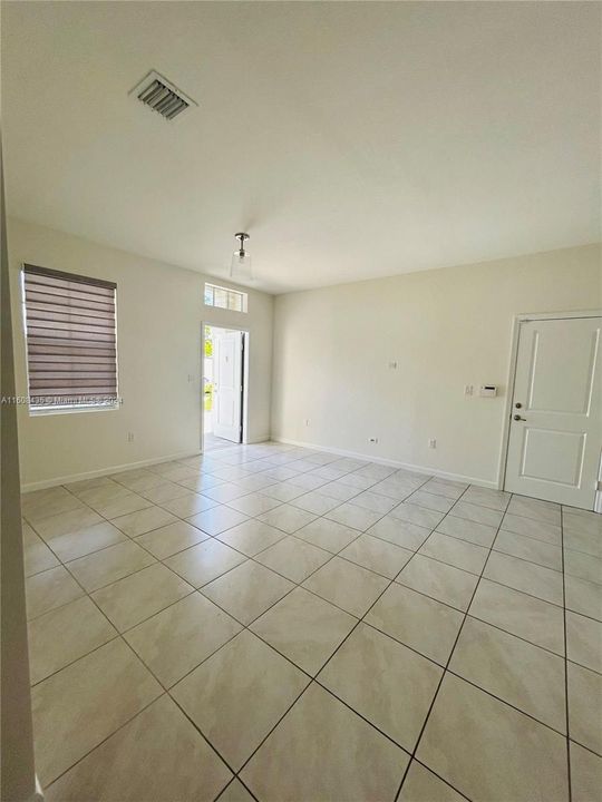 For Rent: $3,650 (4 beds, 2 baths, 1817 Square Feet)