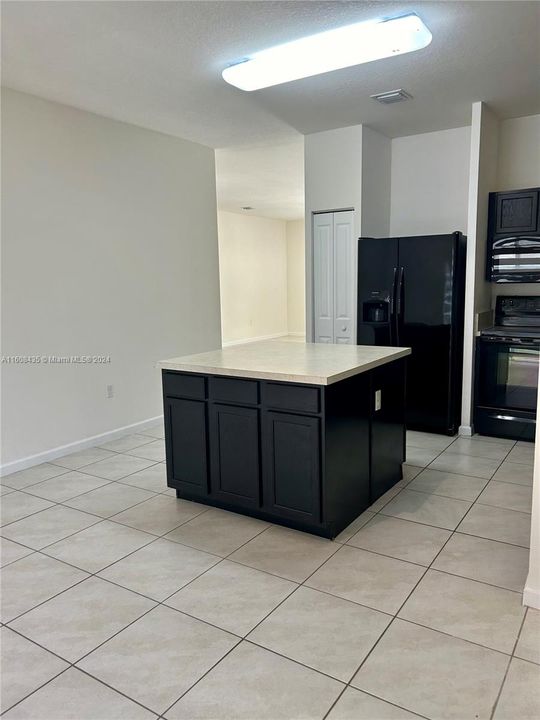 For Rent: $3,650 (4 beds, 2 baths, 1817 Square Feet)