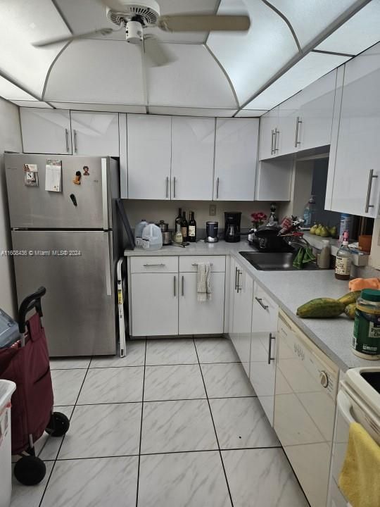 For Rent: $2,300 (2 beds, 2 baths, 985 Square Feet)