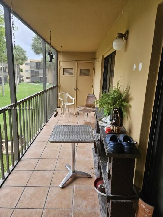 For Rent: $2,300 (2 beds, 2 baths, 985 Square Feet)