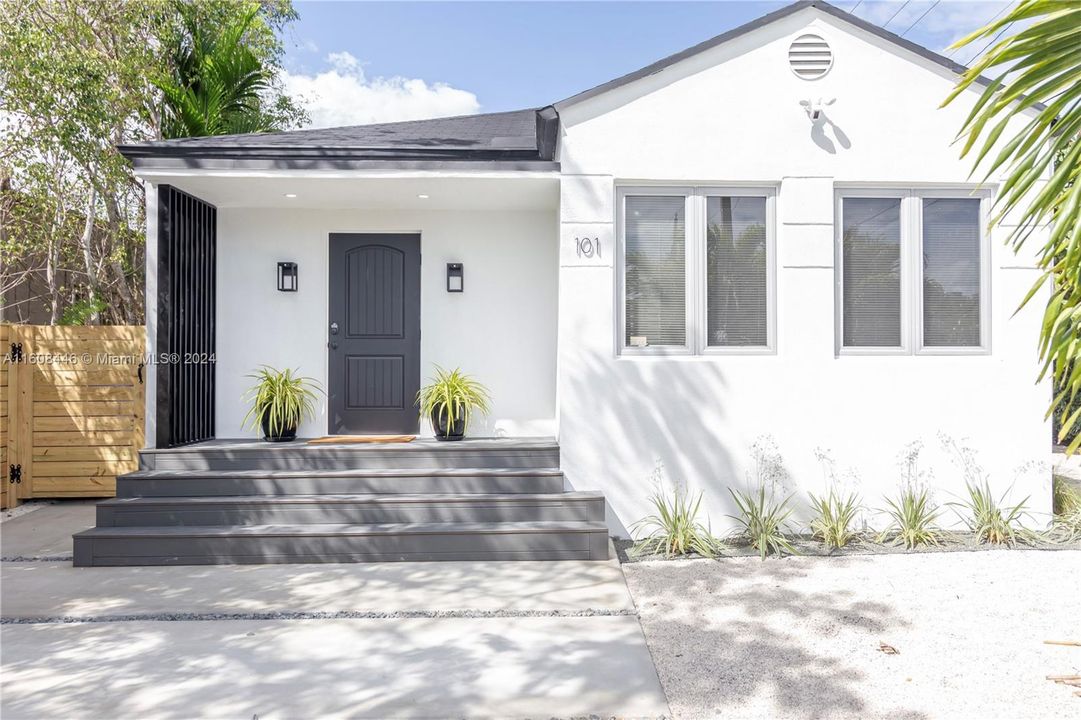 For Sale: $1,080,000 (3 beds, 2 baths, 1241 Square Feet)