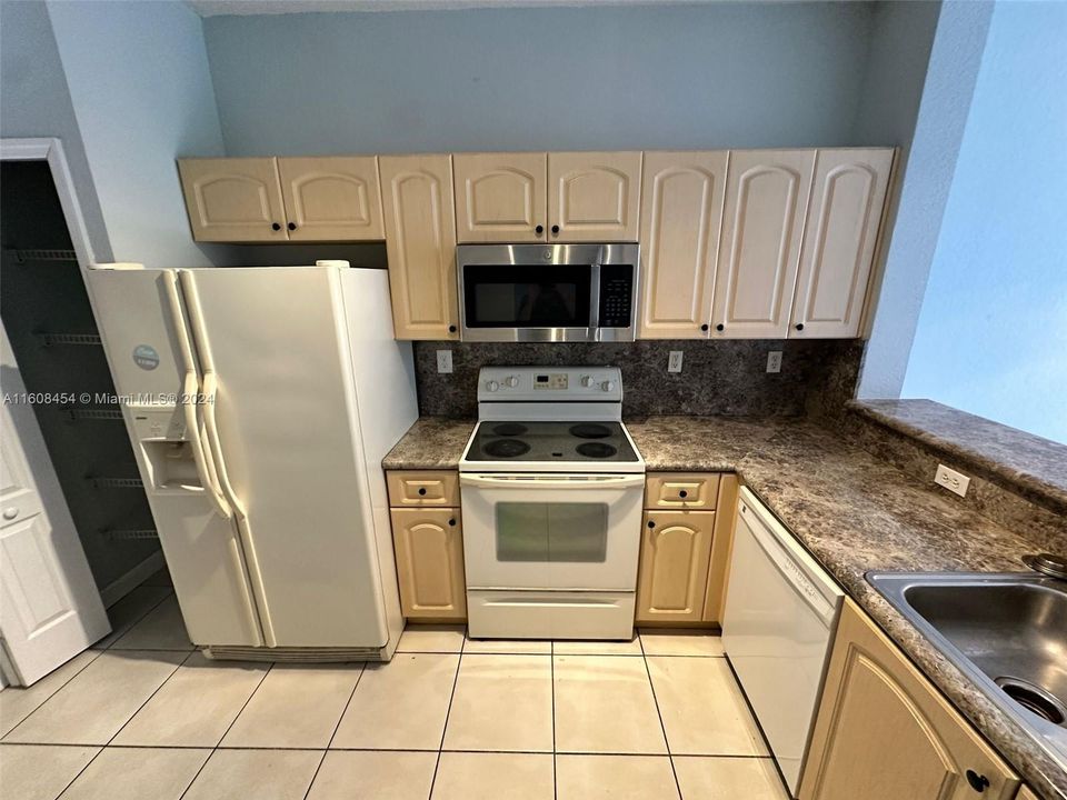 For Rent: $2,300 (2 beds, 2 baths, 894 Square Feet)