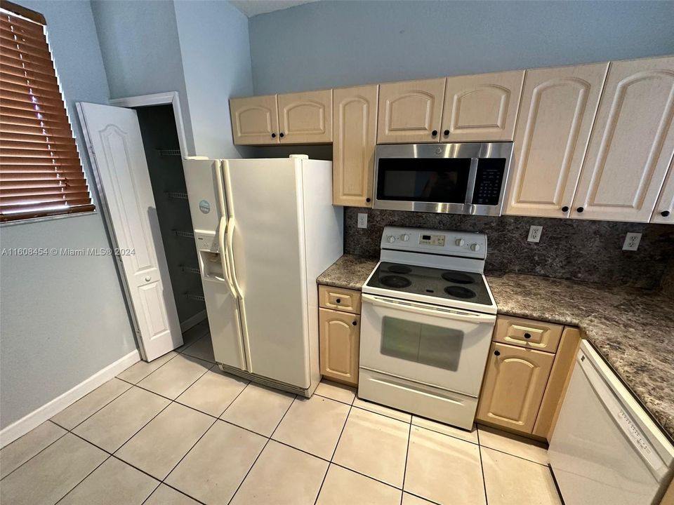 For Rent: $2,300 (2 beds, 2 baths, 894 Square Feet)