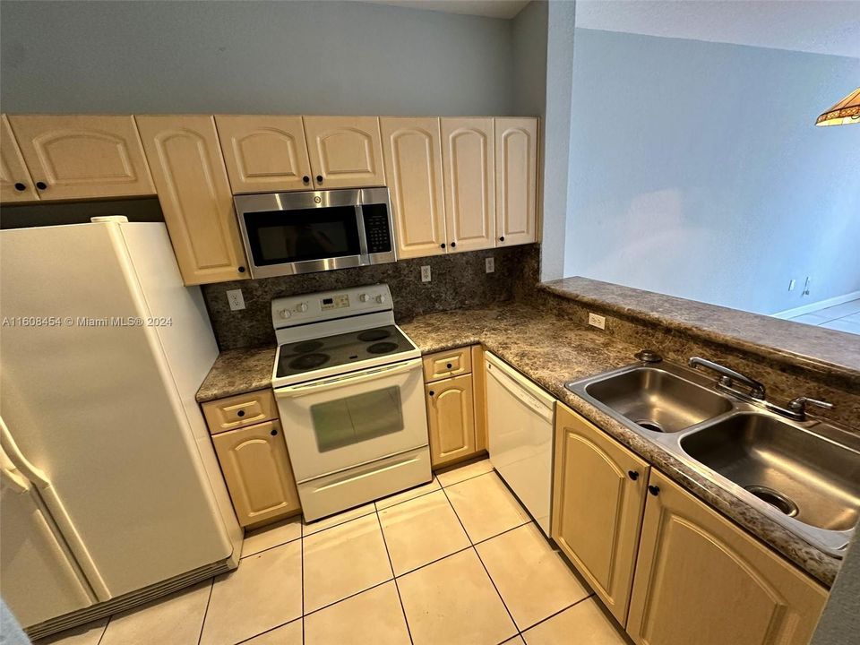 For Rent: $2,300 (2 beds, 2 baths, 894 Square Feet)