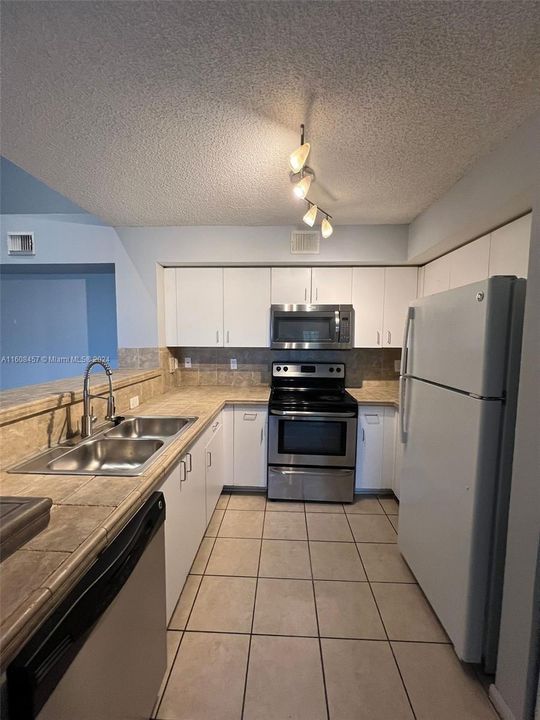 For Rent: $2,100 (2 beds, 2 baths, 1075 Square Feet)