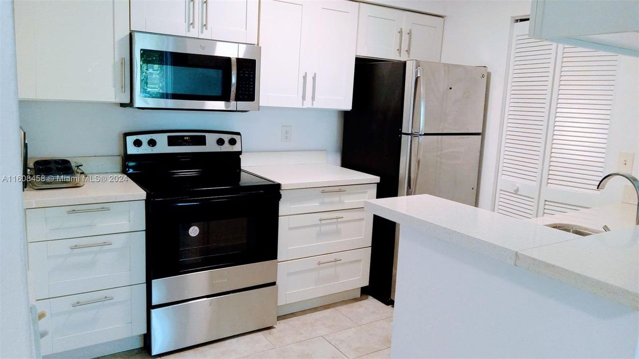 Active With Contract: $1,600 (1 beds, 1 baths, 820 Square Feet)