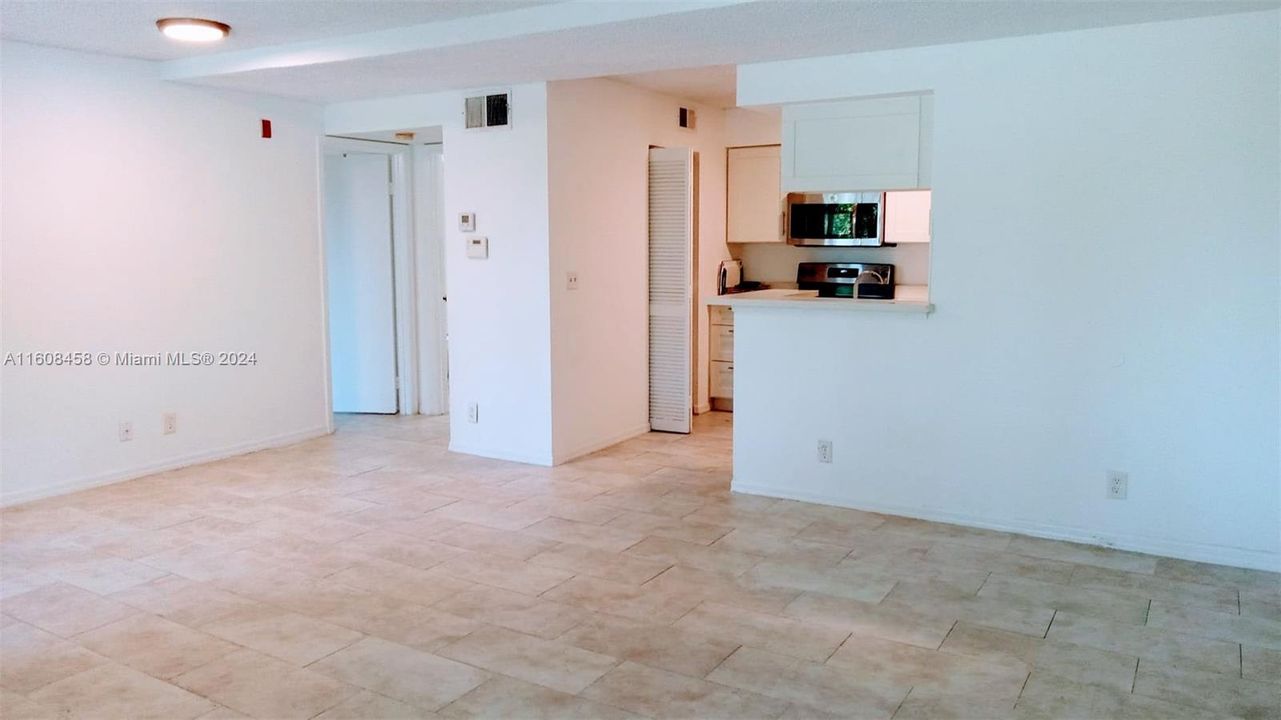 Active With Contract: $1,600 (1 beds, 1 baths, 820 Square Feet)