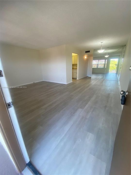 Recently Rented: $1,700 (1 beds, 1 baths, 811 Square Feet)